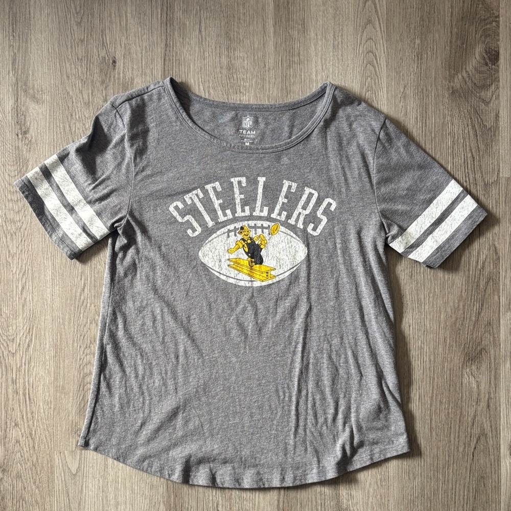 Gray Steelers Short Sleeve Graphic Tee with Stripe Sleeves